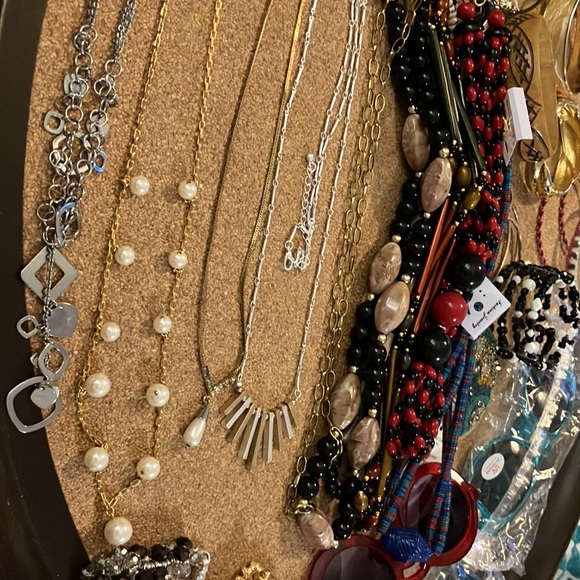 Big 61 piece lot of ladies/girls assorted estate sale jewelry, necklaces, watch+ - Picture 15 of 16